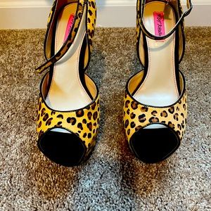 Leopard print size 10 Betsey Johnson strap